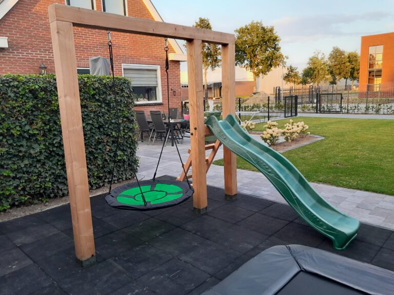 douglas schommel met glijbaan